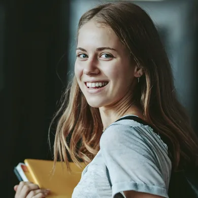 Junge Frau freut sich über Ihre Ausbildung